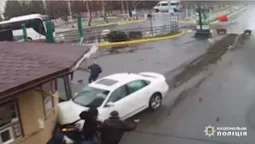 У парку «Межигір’я» автомобіль зніс касу на вході (відео)