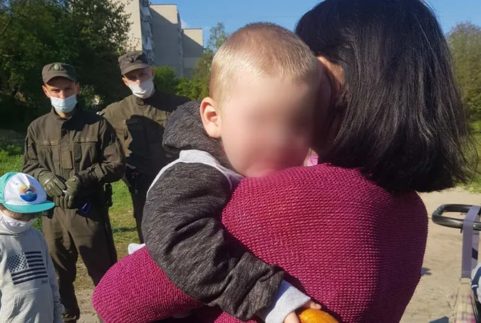 Поки мама пила з друзями: у Луцьку заблукав 3-річний хлопчик (фото)