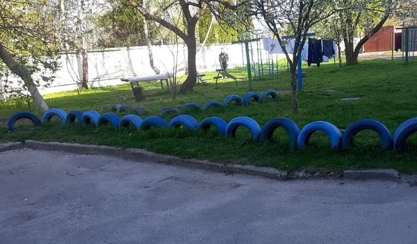 У Луцьку хочуть масово демонтувати автошини з дитмайданчиків (фото)
