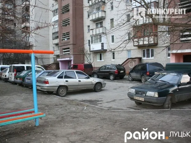 Щоранку у дворі на проспекті Соборності, 30 автомобільний аншлаг