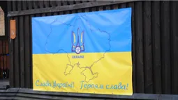 На Луцькому замку почепили банер на знак підтримки збірної України з футболу (фото)