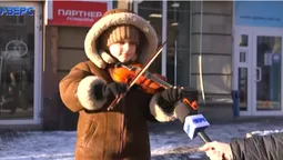 Семирічний син луцького активіста заробляє на вулиці грою на скрипці (відео)