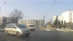 У центрі Луцька «швидка» ледь не потрапила у ДТП (відео)