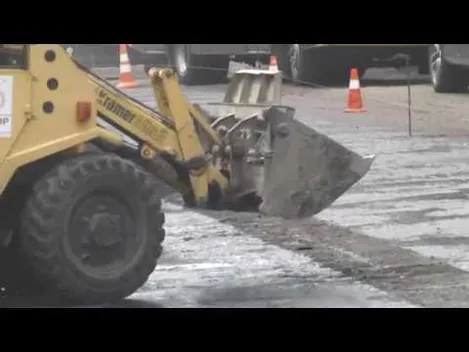 На Парковій у Луцьку заливають асфальтом старовинну бруківку (відео)