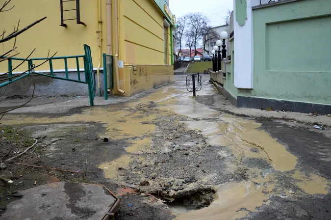 На вулиці Лесі Українки ліквідовують прорив водопроводу (фото)