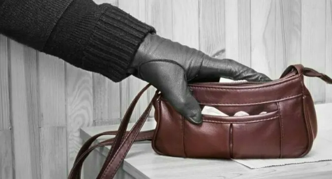 У Нововолинську на цвинтарі обікрали пенсіонерку