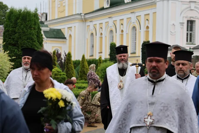Небо плакало: у Луцьку відбулося прощання з трьома Героями Євгенієм Садовським, Олегом Чернюком та Олександром Смалюхом