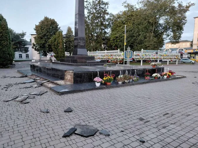 У Володимирі вандали потрощили пам'ятку історії та квіти біля Дошки пам'яті полеглим Героям (фото)