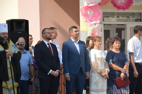 Кульки, танці та перший урок: у Луцьку відкрили школу № 27 (ФОТО)