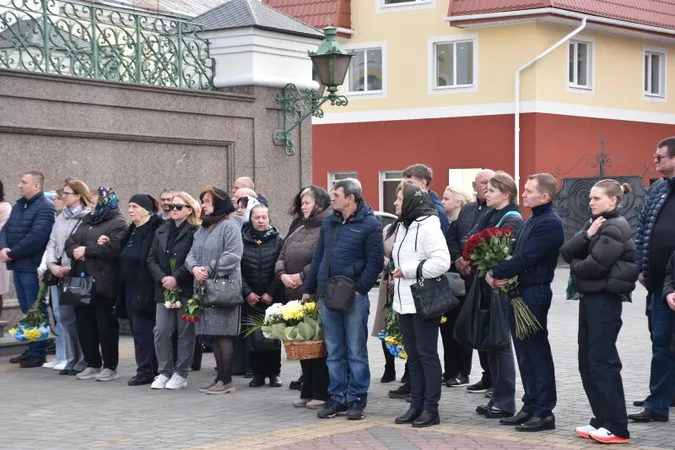 Навіки додому: Луцьк попрощався з двома мужніми воїнами – Анатолієм Андрусиком та Богданом Новосадом