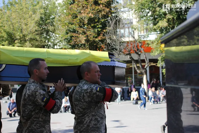 Знову похорон: Луцьк попрощався із загиблим захисником Віталієм Степанишеним (фото, відео)