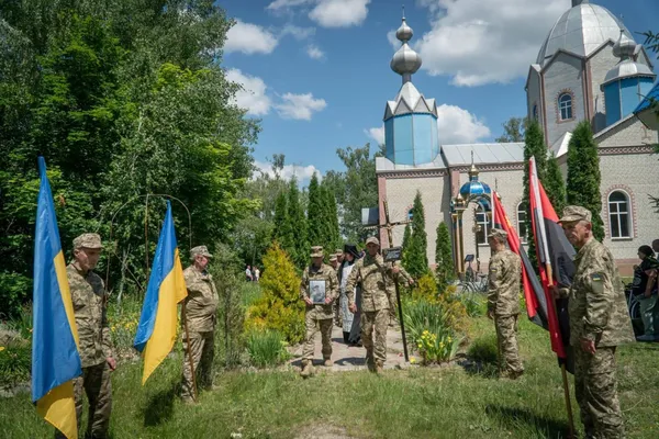 Жив у Рожищі, поховали на Житомирщині: в останню путь провели воїна Віталія Чижевського (фото)