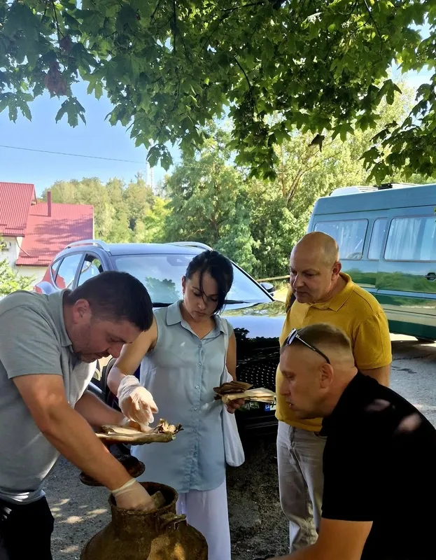 Перечепився за дріт у лісі: на Прикарпатті знайшли бідон із секретним архівом ОУН (фото)