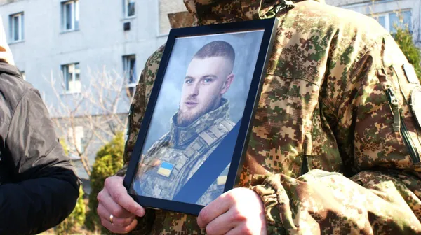 Врятована на фронті кішка Монка сиділа на труні: на Волині попрощалися з 23-річним азовцем «Фоксом» (фото)