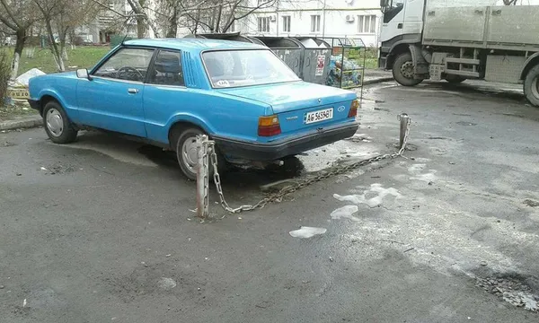 Луцькі муніципали продовжують зносити обмежувачі руху (фото)
