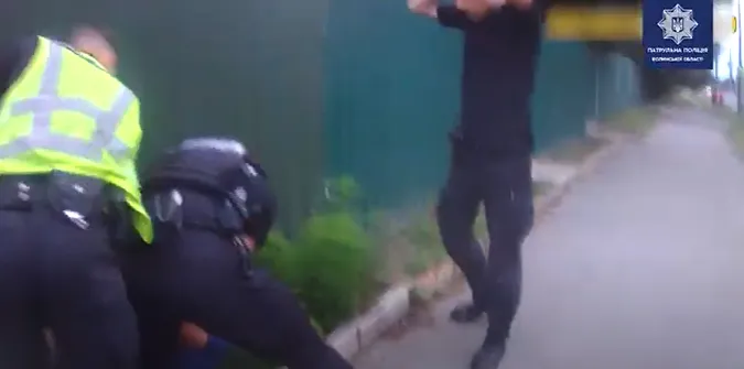 П'яний за кермом і стрибки з авто: у Луцьку переслідували грабіжника (відео)