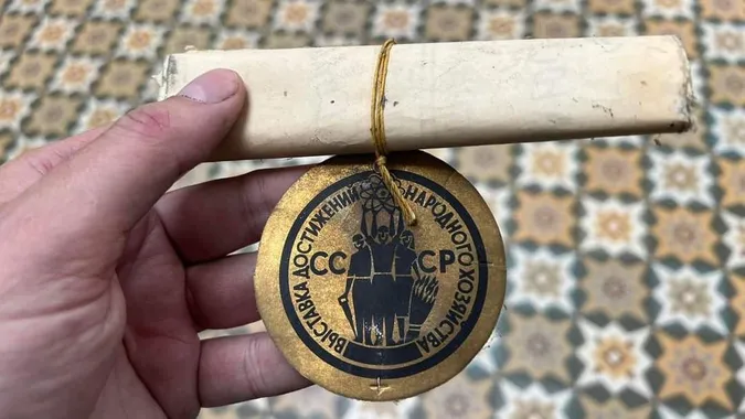 В історичному музеї у Дніпрі відшукали «капсулу часу» при демонтажі люстр (фото)