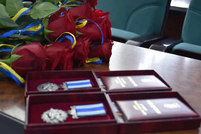 У Луцьку рідним загиблих воїнів вручили нагороди (фото)