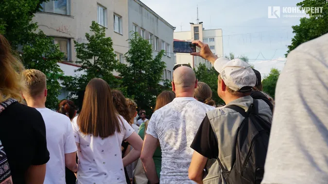 Прийшли сотні людей: у Луцьку виступив запальний гурт Оt Vinta (фото, відео)
