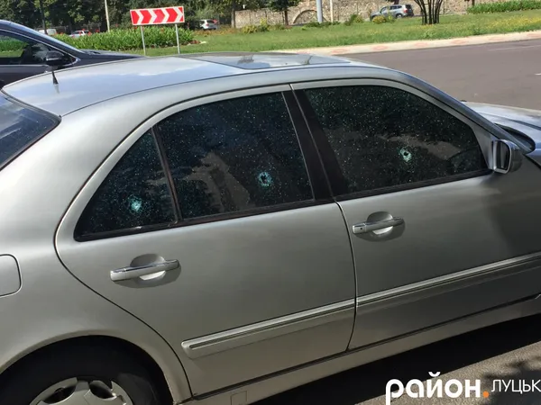 У Луцьку біля історичного факультету стоїть понівечений Mercedes (фото)