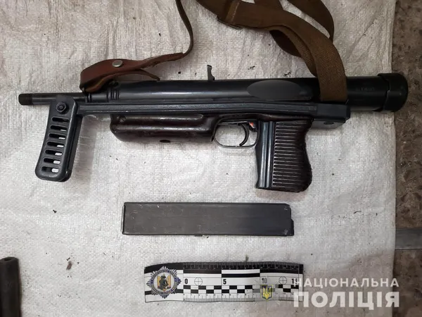 Пістолети, гвинтівки, гранати: на Ковельщині у чоловіка вилучили арсенал зброї (фото, відео)