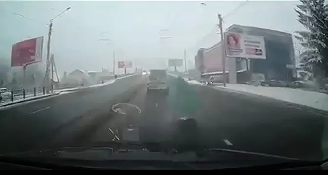 У Луцьку «летючий» гіпсокартон ледь не протаранив авто (відео)