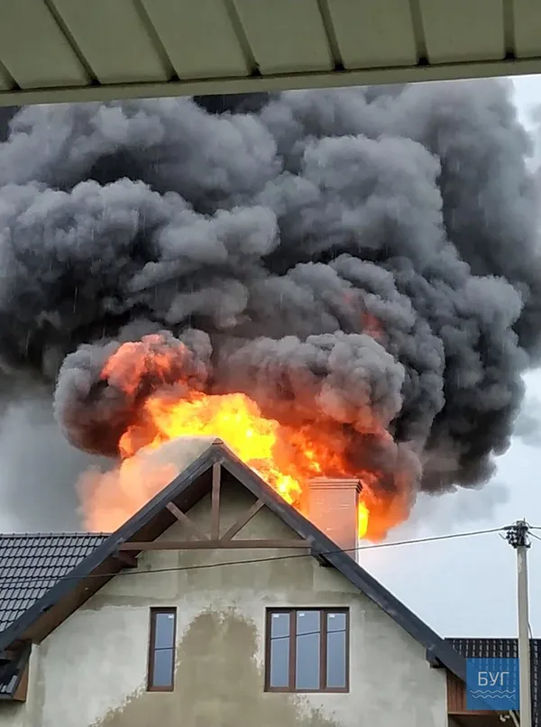 У Нововолинську після блискавки запалав дах будинку (фото, відео)