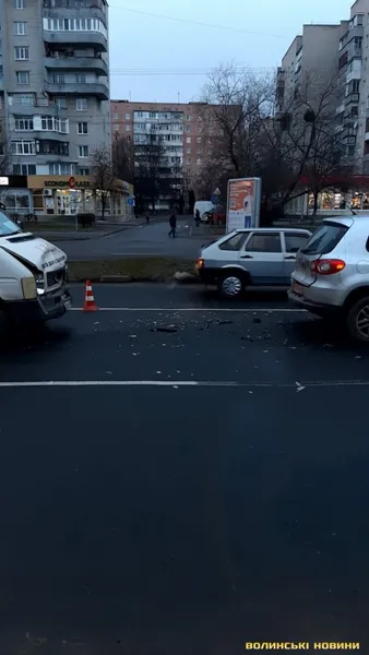 У Луцьку перед переходом зіткнулися три авто (фото)