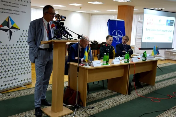 За трибуною колишній Посол Литовської Республіки в Україні Пятрас Вайтєкунас