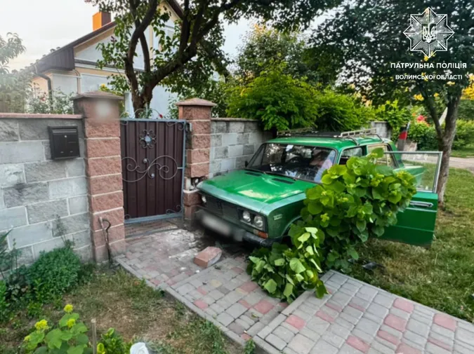 У Луцьку водій  «під кайфом» випробовував на міцність бетонний паркан (фото)