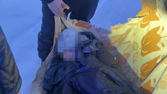 Під Луцьком на тонкій кризі рятувальники знайшли жінку (фото)