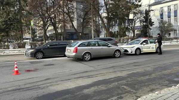 На пішохідному переході у центрі Луцька авто збило чоловіка (фото)