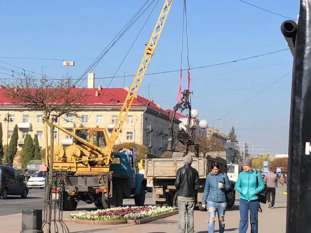 Із центру Луцька забирають лавку «закоханих ліхтарів» (фотофакт)