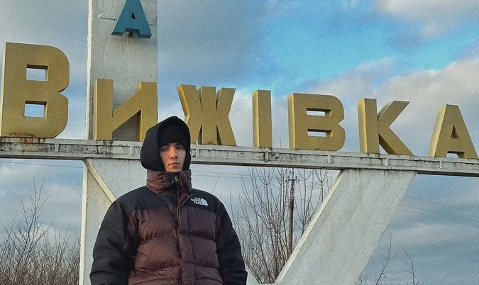 Зловити момент: співак YAKTAK пригадав безтурботні часи у рідному селищі на Волині