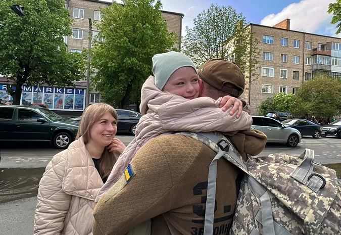 У Луцьку рідні зустріли воїна, який повернувся з Донеччини (фото, відео)