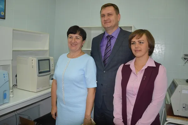 Головний лікар Світала Крецу, директор Північно-Західного регіонального управління ПриватБанку Юрій Войтенко та керівник Шацького відділення АТ КБ ПриватБанк Юлія Вишнева