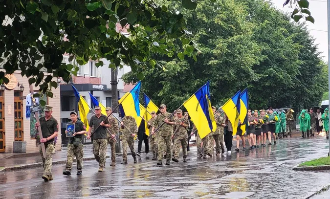 Місто плакало дощем: у Ковелі попрощалися з Героєм Віталієм Кушнірчуком