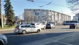 На кільці біля «Променя» у Луцьку – аварія: рух ускладнений (фото)