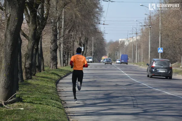 Карантинна весна у Луцьку: маски, черги і малолюдні вулиці (ФОТО)