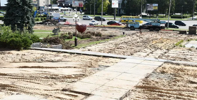 Демонтаж майже завершили: що коїться у Луцьку на площі біля РАЦСу (фото)