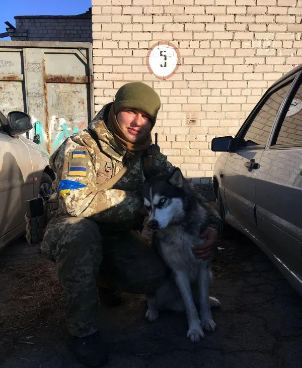 «Він не заспокоїться, доки не знайде»: кінолог Тарас та вівчарка Порш захищають волинський кордон (фото)