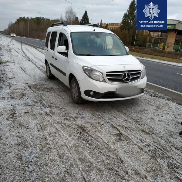 На Волині водій перевищив швидкість і хотів відкупитися від покарання (фото)