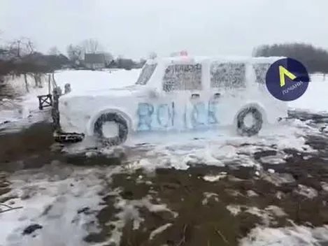 Волиняни зліпили зі снігу поліцейське авто (відео)