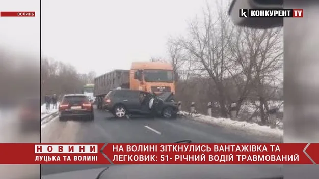 У Луцькому районі позашляховик зіткнувся з вантажівкою – є постраждалі (відео)