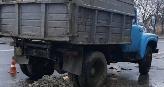 У Луцьку муніципали покарали майстра «Водоканалу» за бруд на асфальті (фото)