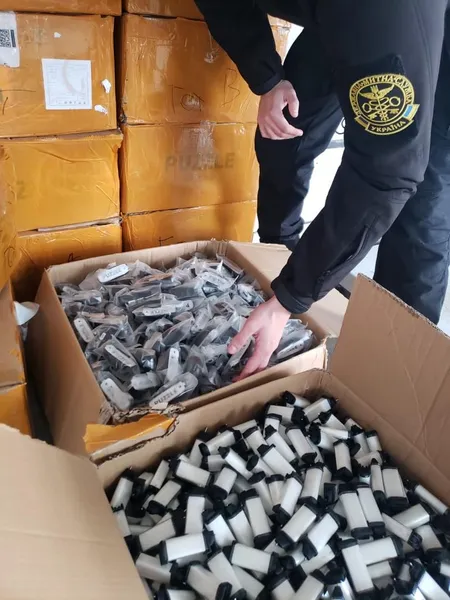 В «Ягодині» у вантажівці знайшли 7 тисяч «знарядь поширення нікотинової залежності» (фото)