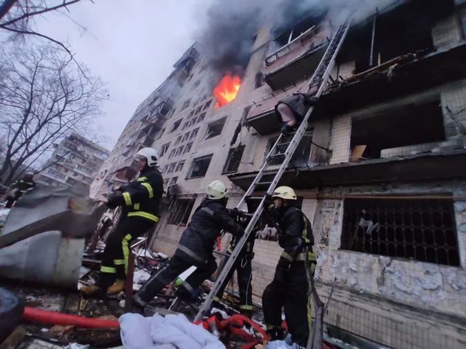 У Києві снаряд потрапив у житловий будинок: загинуло двоє людей (фото)