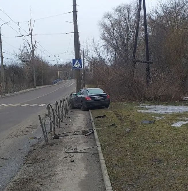 У Луцьку п'яний водій на «мерсі» влетів у стовп (фото)
