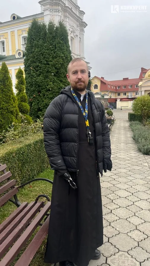 «Навчитися жити без рук – це складно»: історія художника і студента Волинської православної богословської академії (фото)