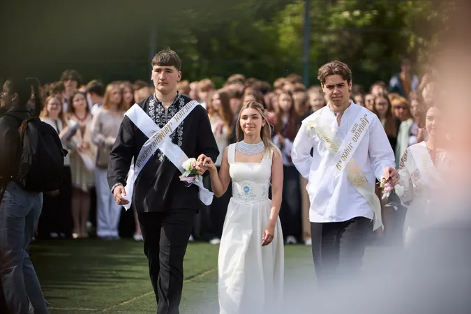 Завершився навчальний рік: у Луцьку пролунав останній дзвінок (фото)